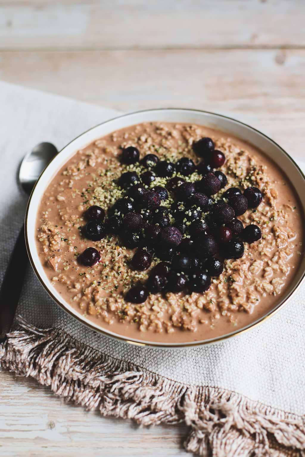 Porridge aux flocons de sarrasin et au chanvre