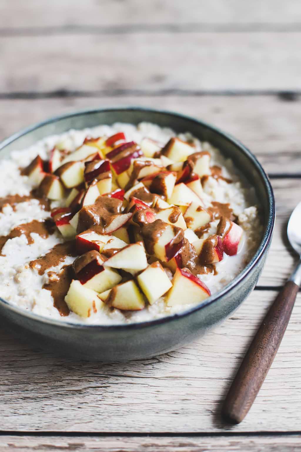 Porridge aux flocons d'avoine et à la purée d'amandes