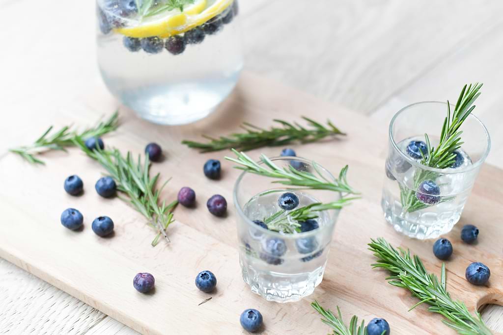 Limonade au citron, romarin et myrtilles