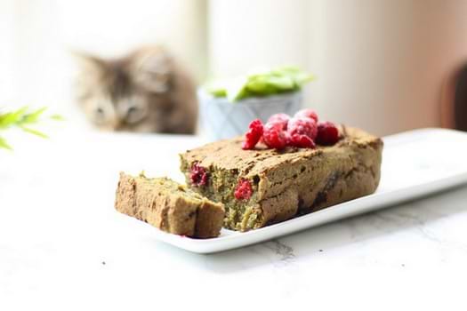 Banana bread au thé matcha et aux framboises