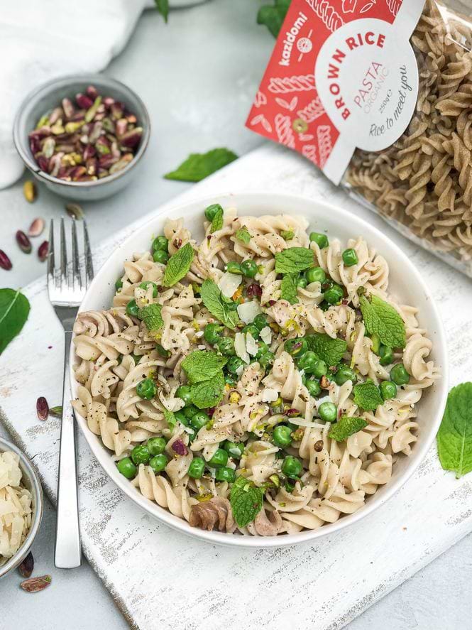 Fusilli de riz complet aux petits pois et à la menthe