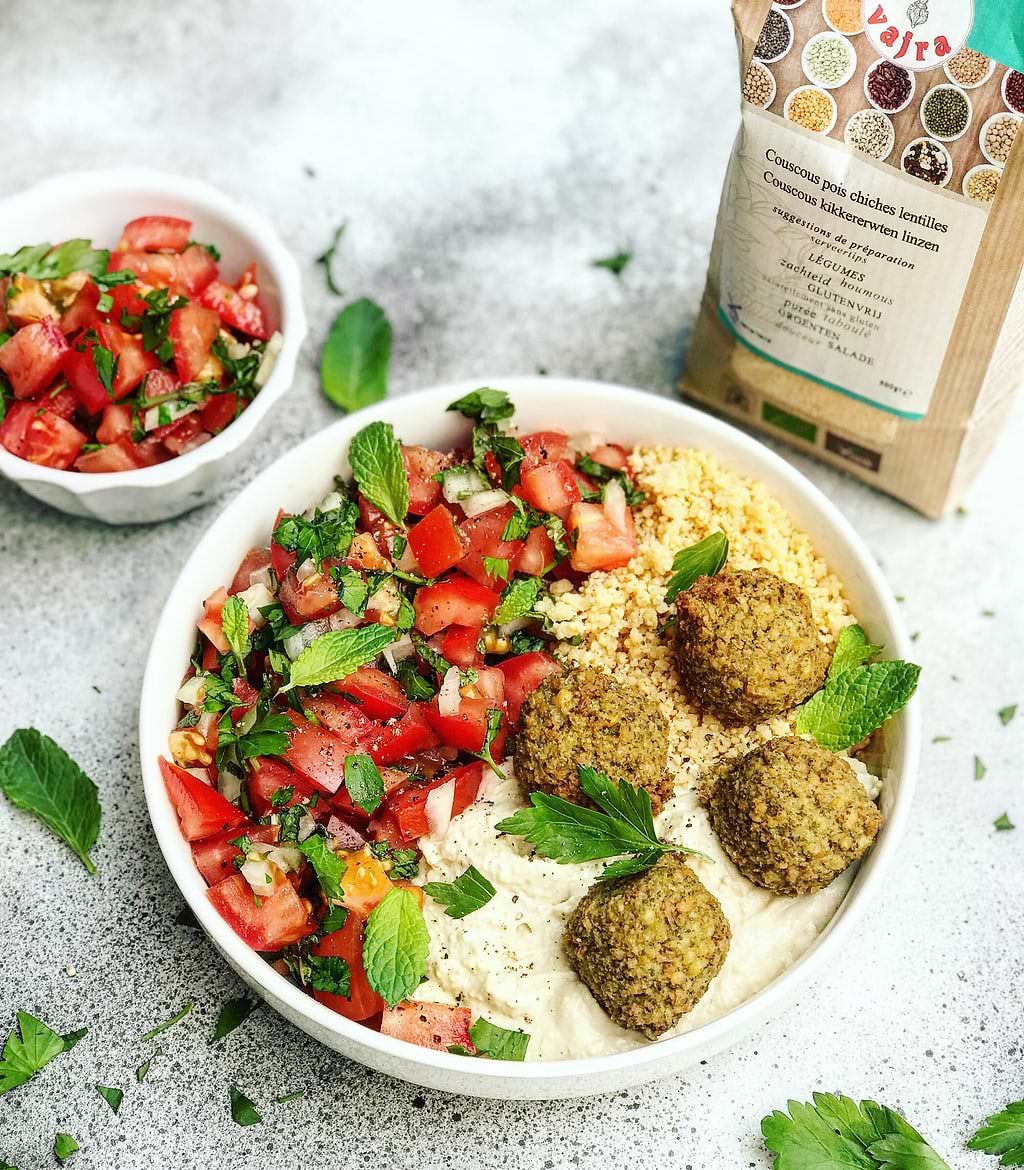 Assiette estivale à base de couscous de pois chiches et lentilles