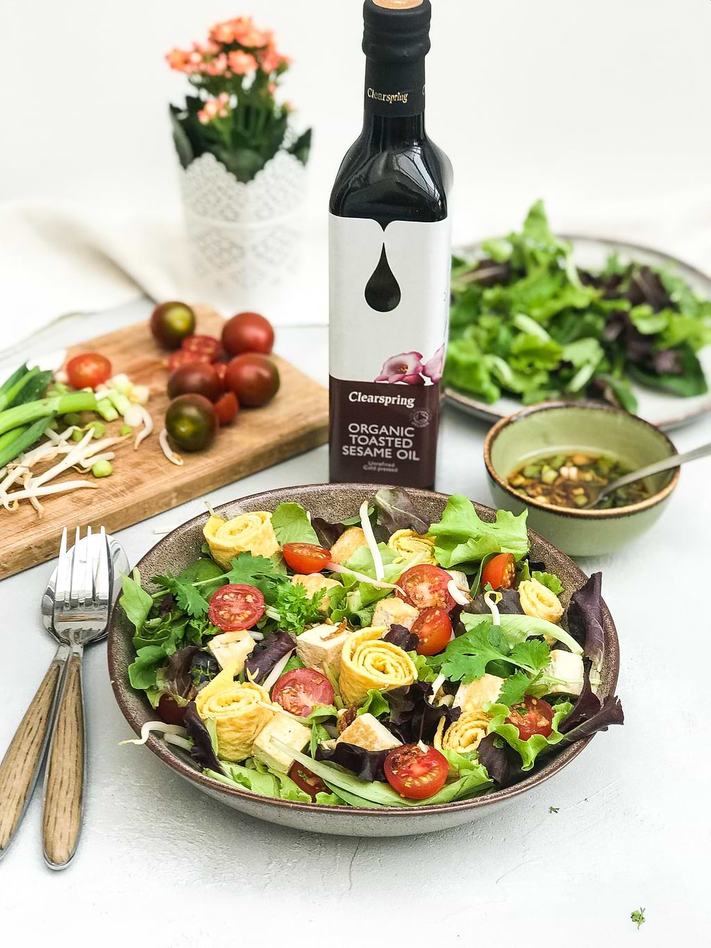 Une salade gourmande avec une touche d'huile de sésame