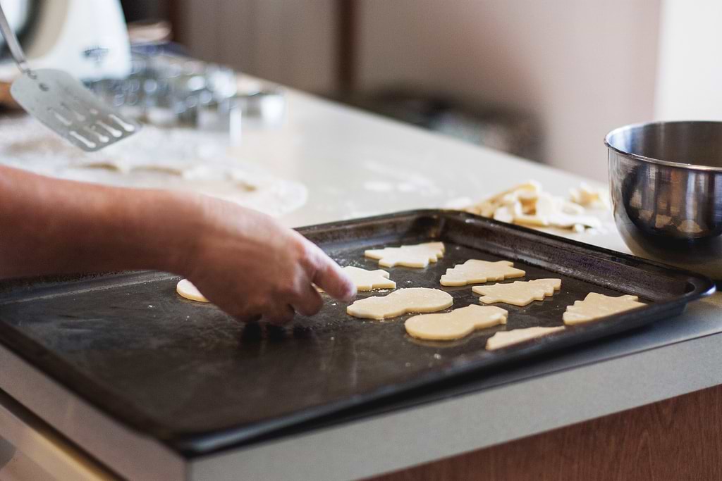 Kerstkoekjes met rozijnen, pecannoten en kaneel