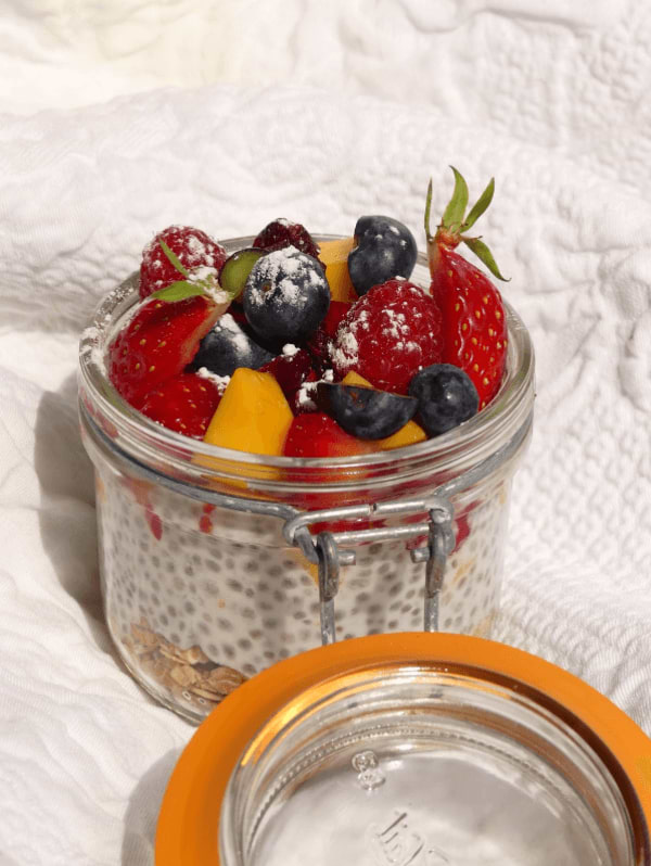 Pudding met chiazaden, granola, aardbeien en mango