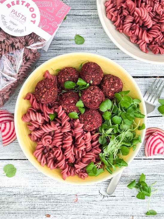 Pink plate: fusilli van bieten en groenteballetjes