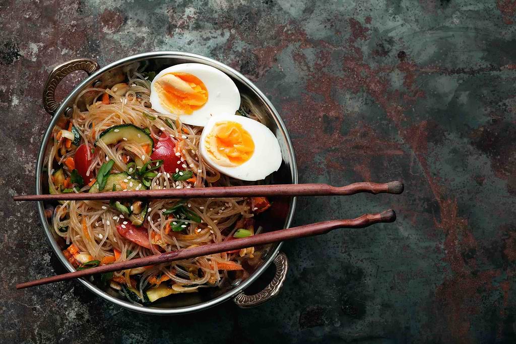 Soba en courgette salade met miso en een zachtgekookt ei