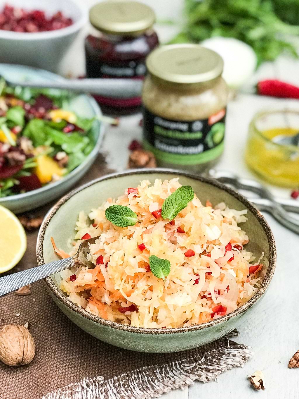 Salade van zuurkool en rode biet