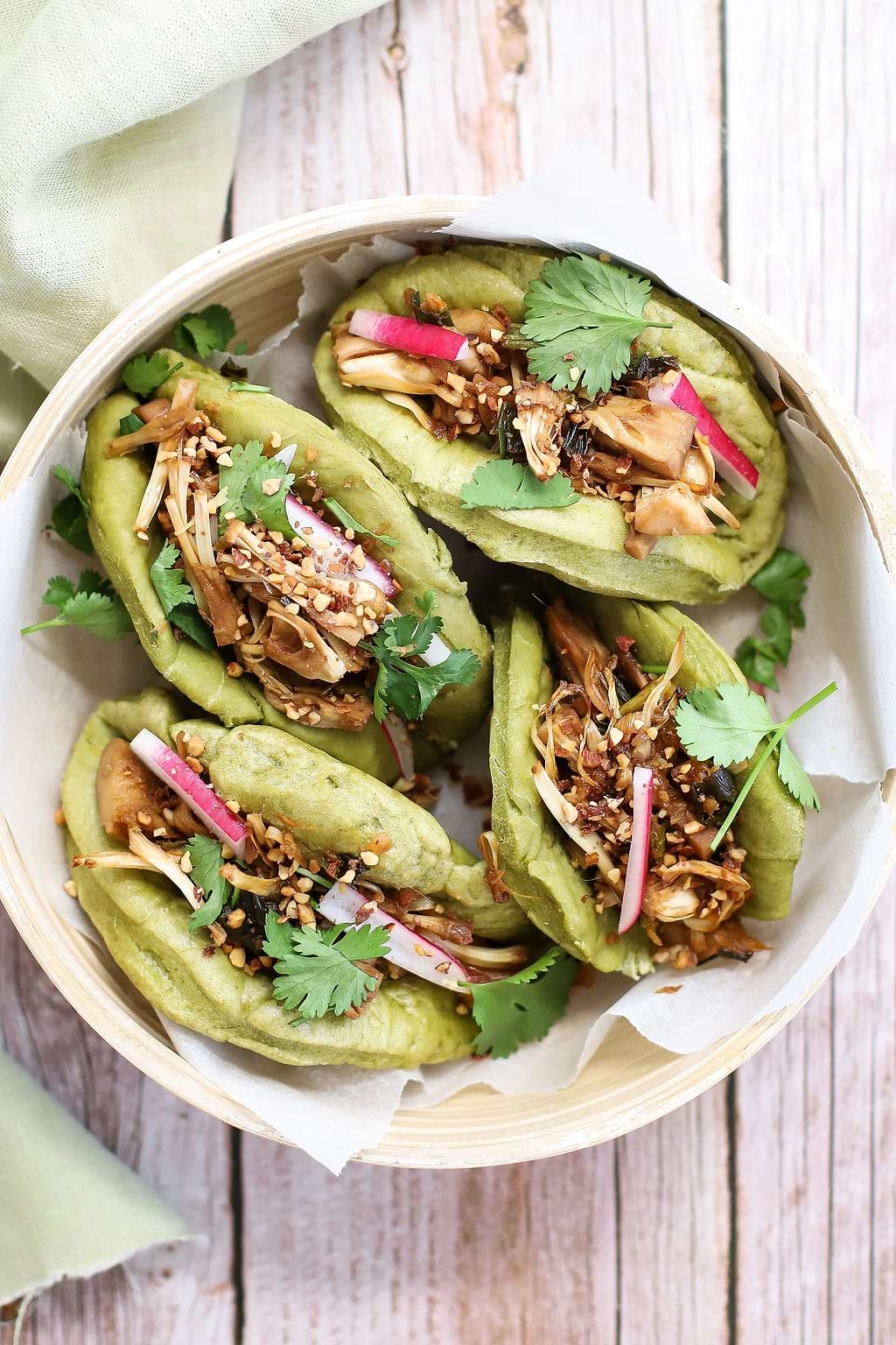 Glutenvrije en vegan Bao buns met matcha en pulled jackfruit
