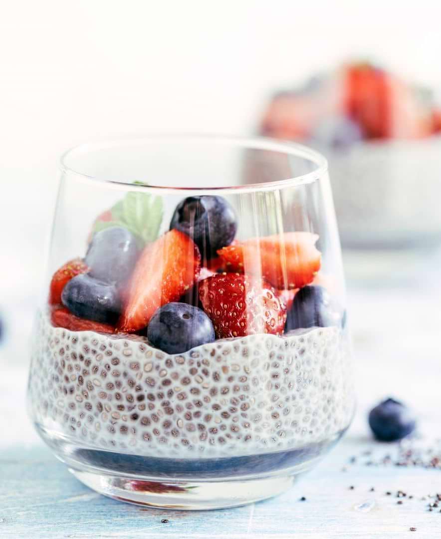 Pudding aux graines de chia, granola, fraises et mangue