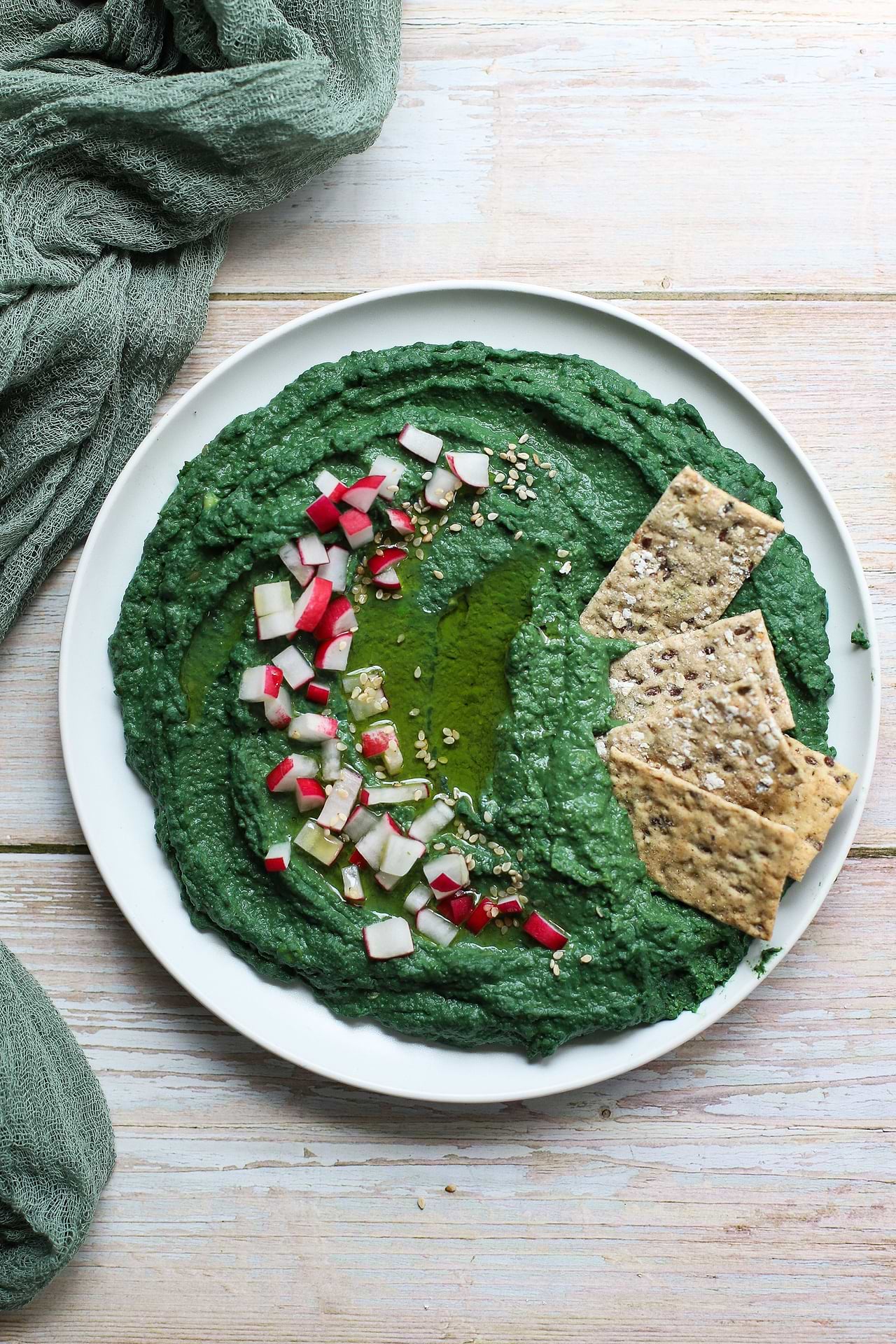 Hummus met spirulina en spliterwten