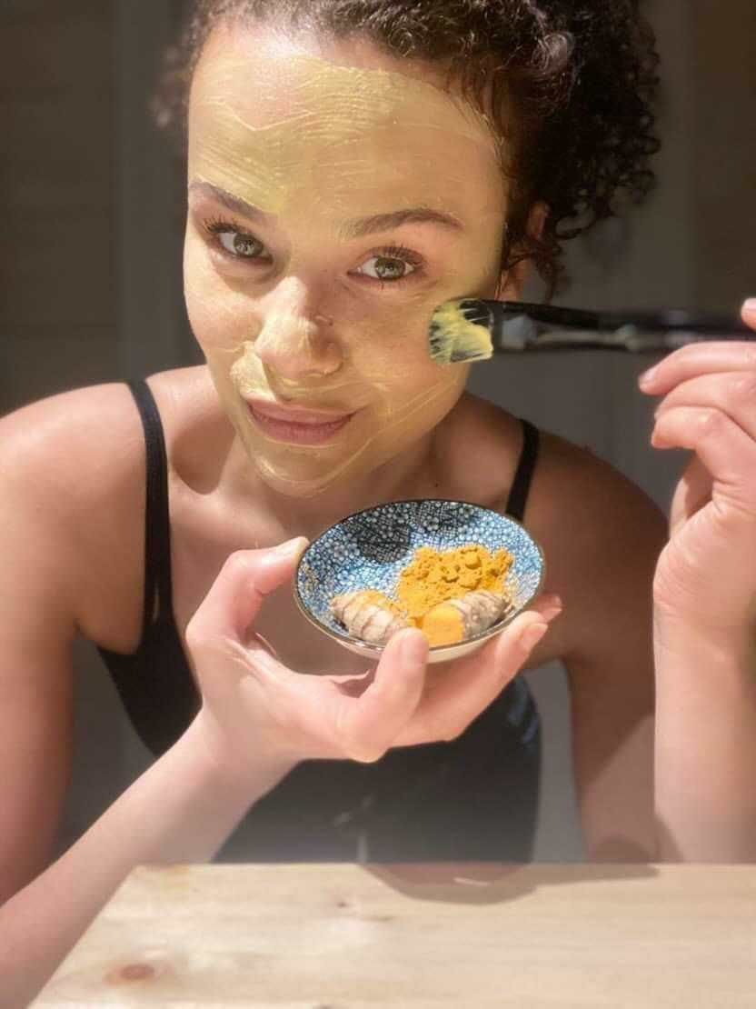 Masque peau éclatante à la poudre de curcuma 