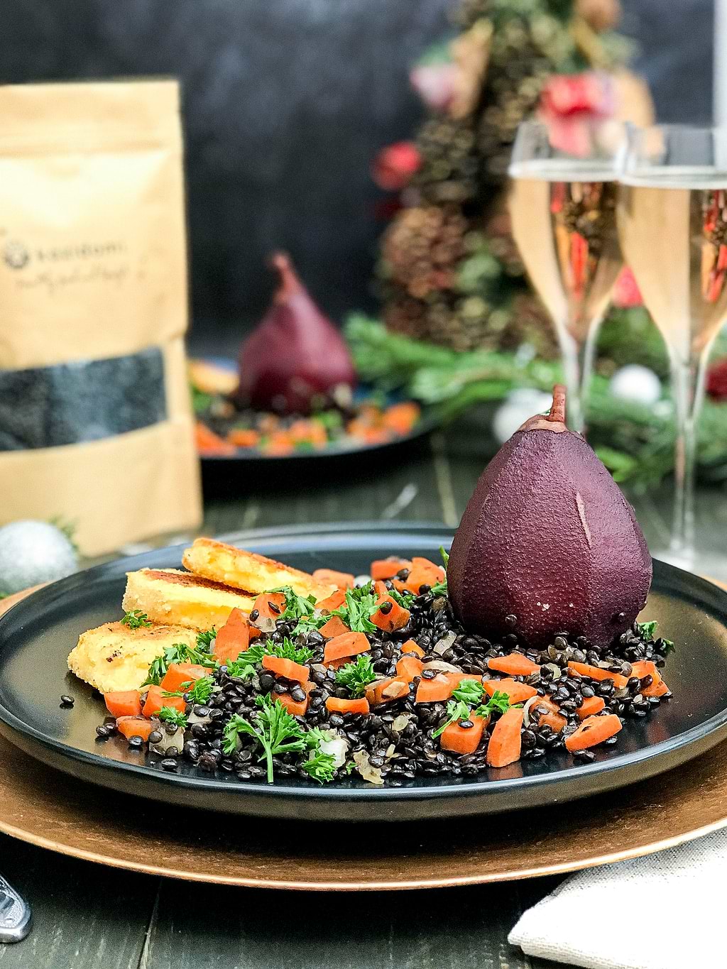 Peer met wijn, geroosterde koolraap en zwarte linzensalade