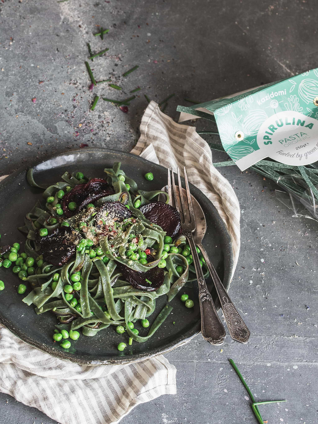 Tagliatelles à la spiruline, aux petits pois et à la betterave