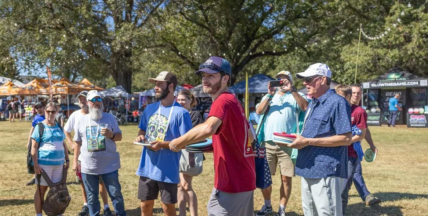 Best beginner disc golf discs. Group practicing with putter discs