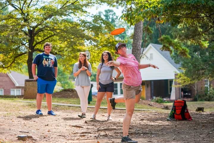 group of friends playing beginner friendly disc golf course
