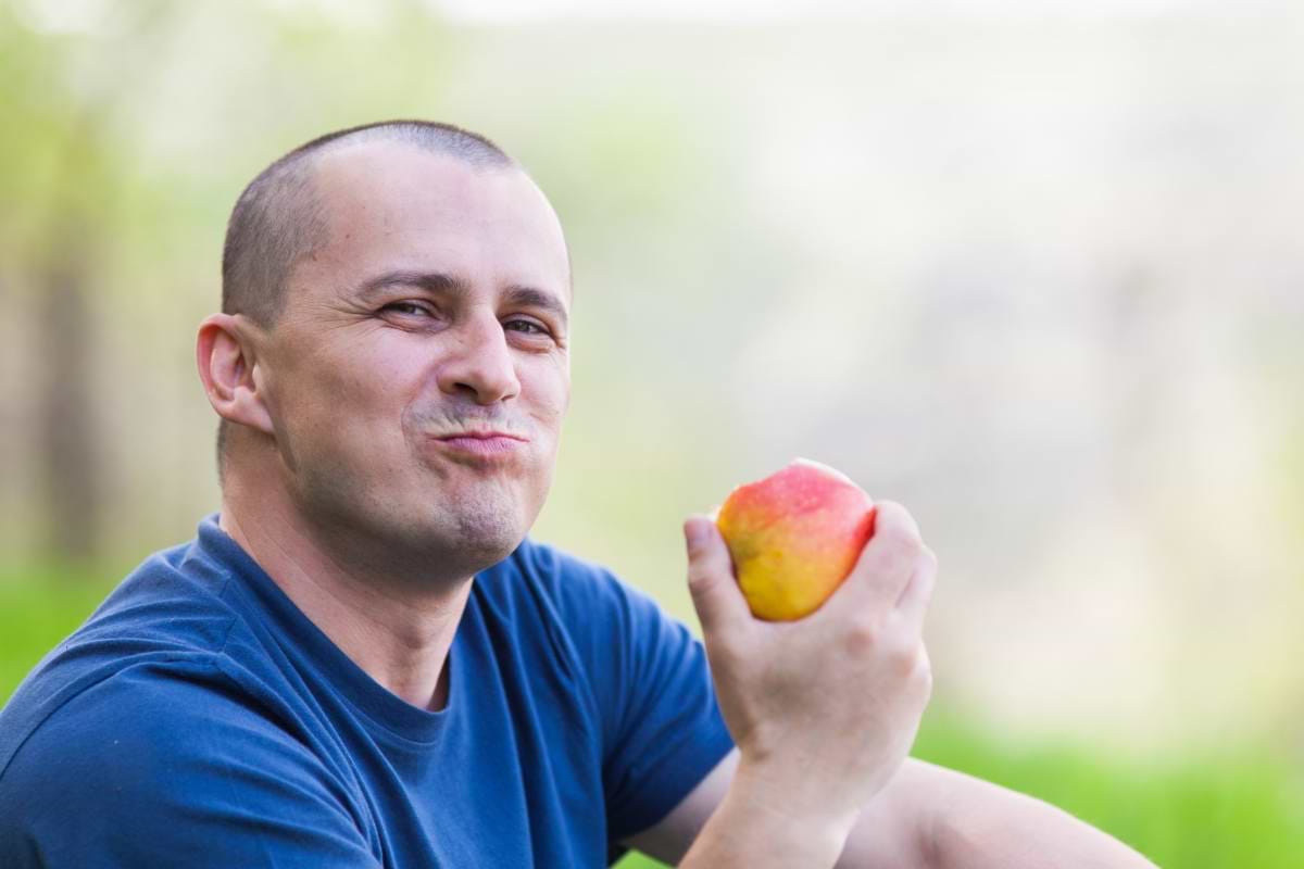 Disc golfer eating an apple