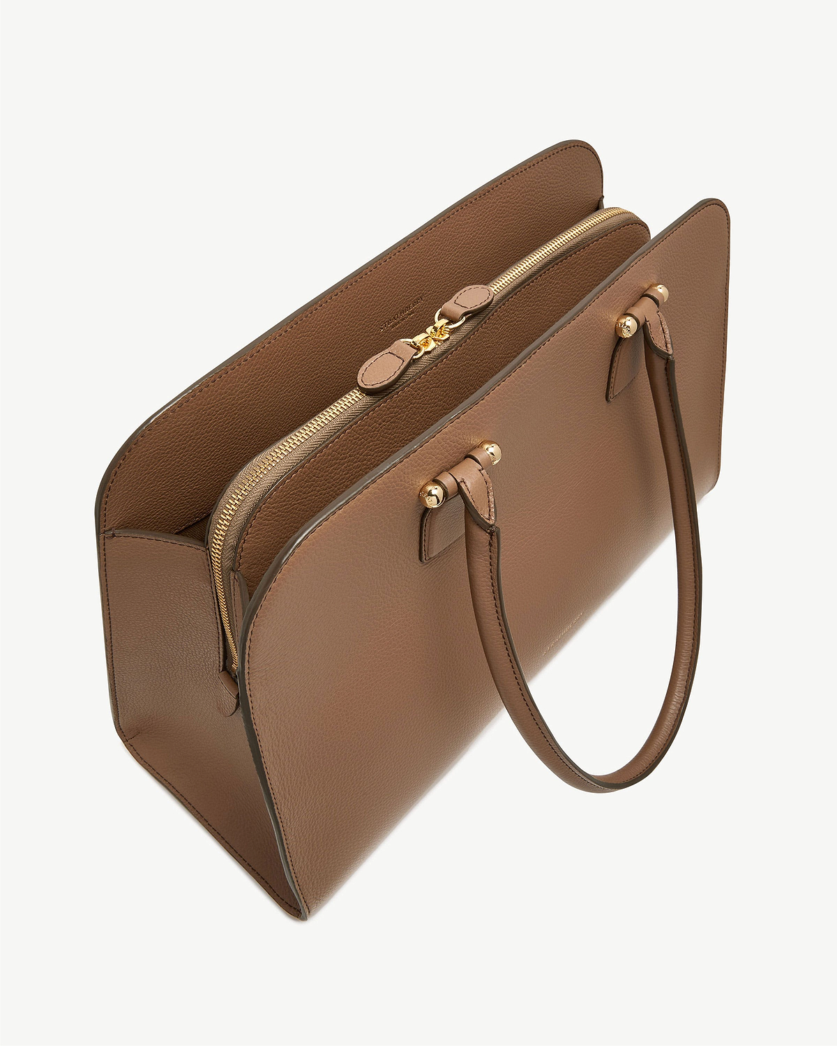 Clay leather tote with two handles, structured sides, gold hardware and central zip.