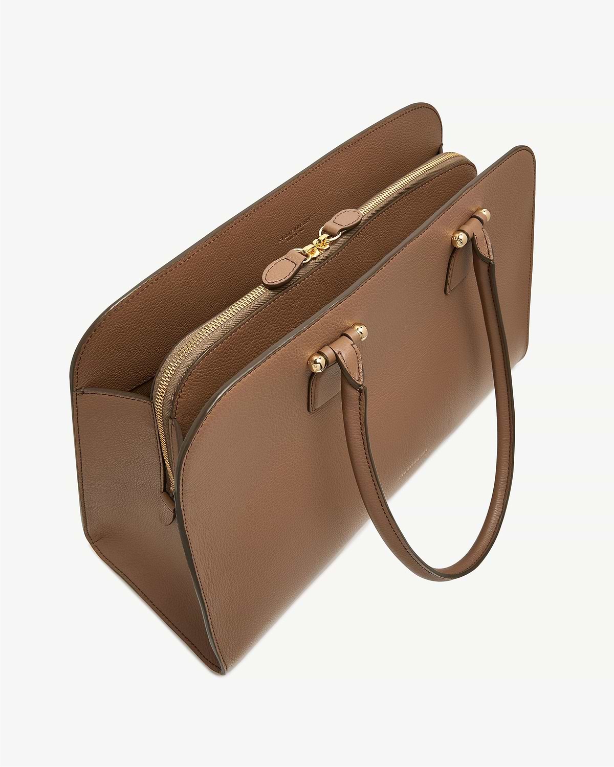 Clay leather tote with two handles, structured sides, gold hardware and central zip.