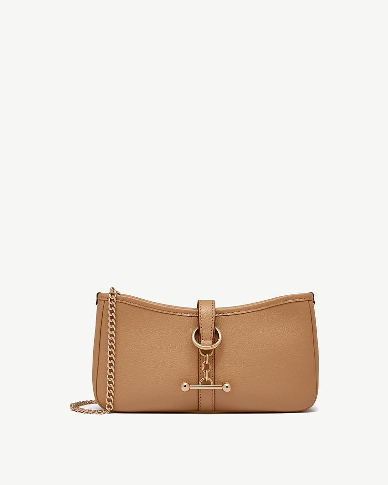 Caramel leather shoulder bag with chain strap, gold ring and toggle fastening.