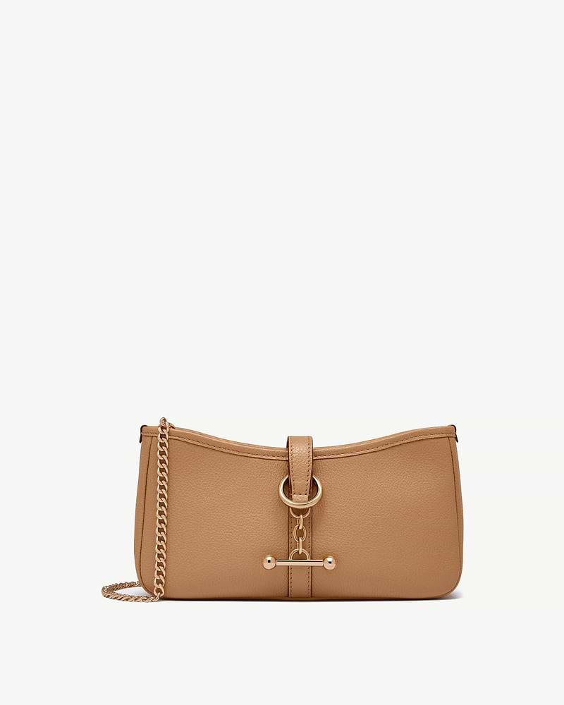 Caramel leather shoulder bag with chain strap, gold ring and toggle fastening.