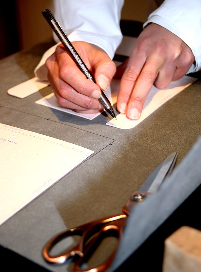 A detailed shot from our event in Edinburgh, in partnership with Hamilton and Inches. One of our atelier workers, marking the pattern of the handbag on one of our leather samples.