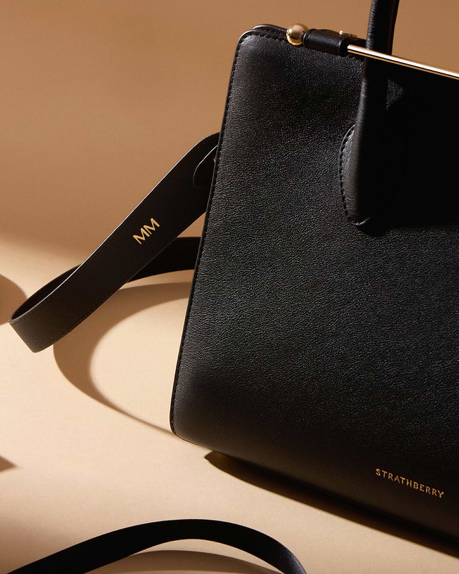 A black purse sitting on top of a table