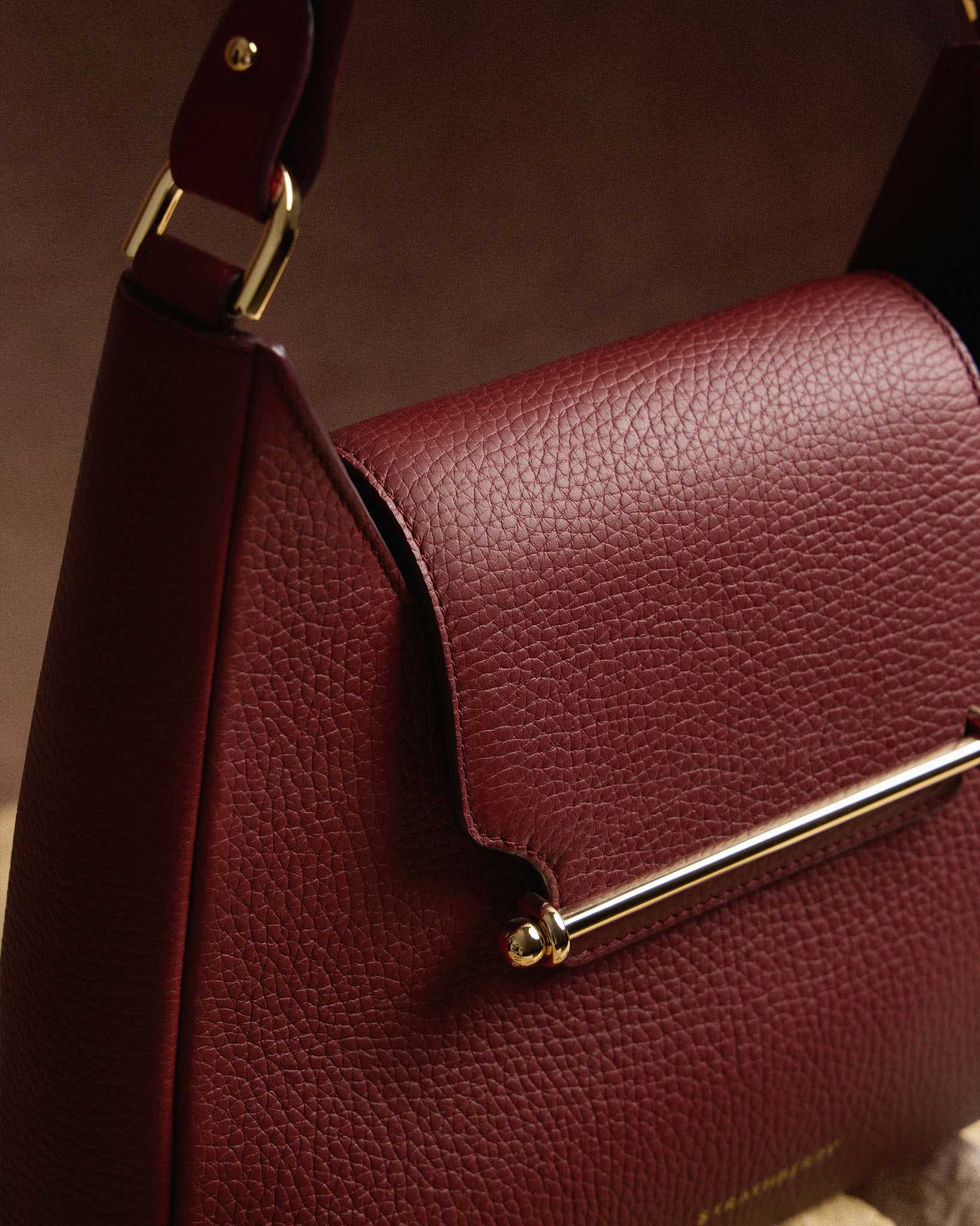 A red purse sitting on top of a table
