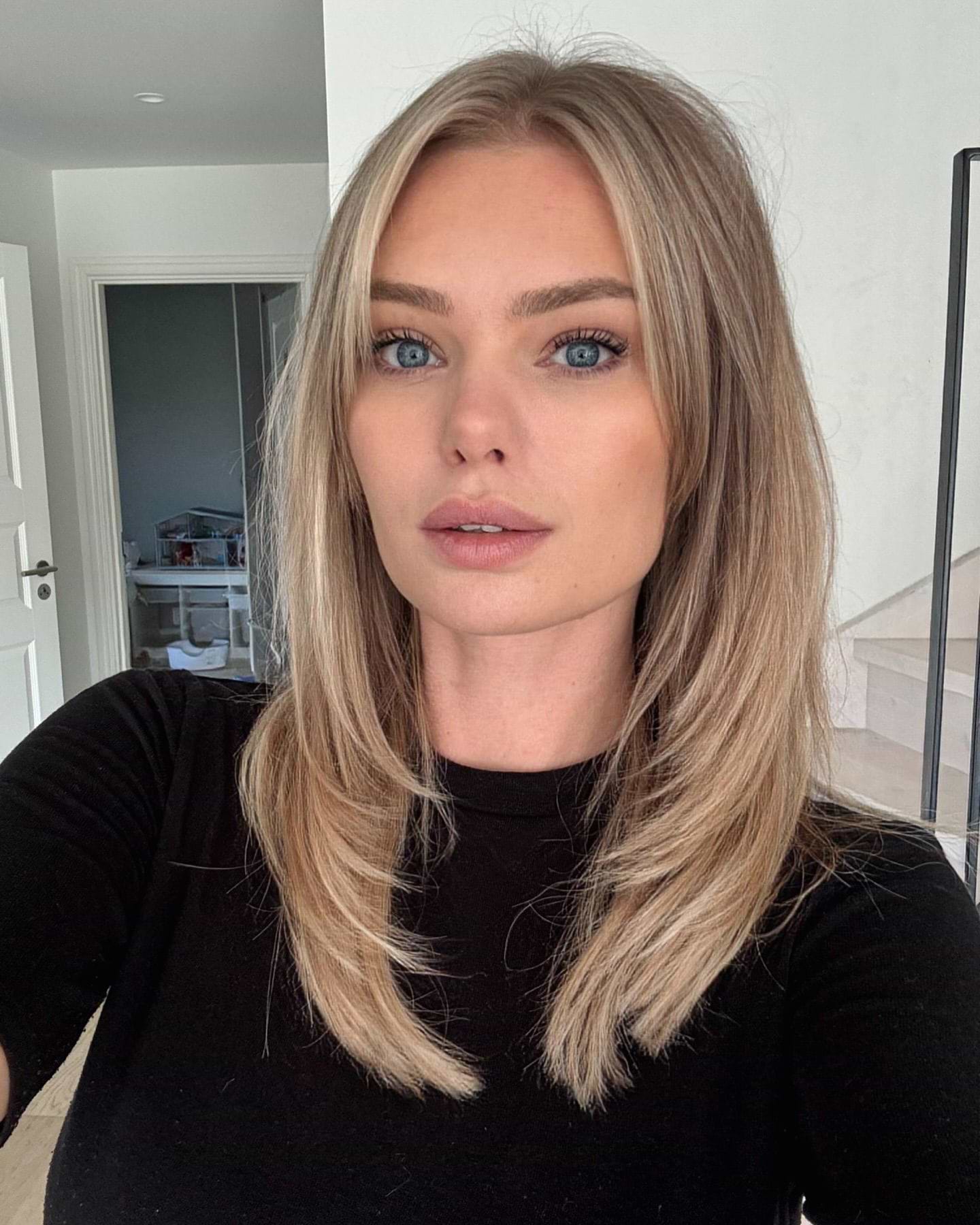 Premium Tape Extensions 40 cm - Straight - Classic Tape 4 cm - 8 Pieces - Cendre Ash - Rapunzel of Sweden - Image 6