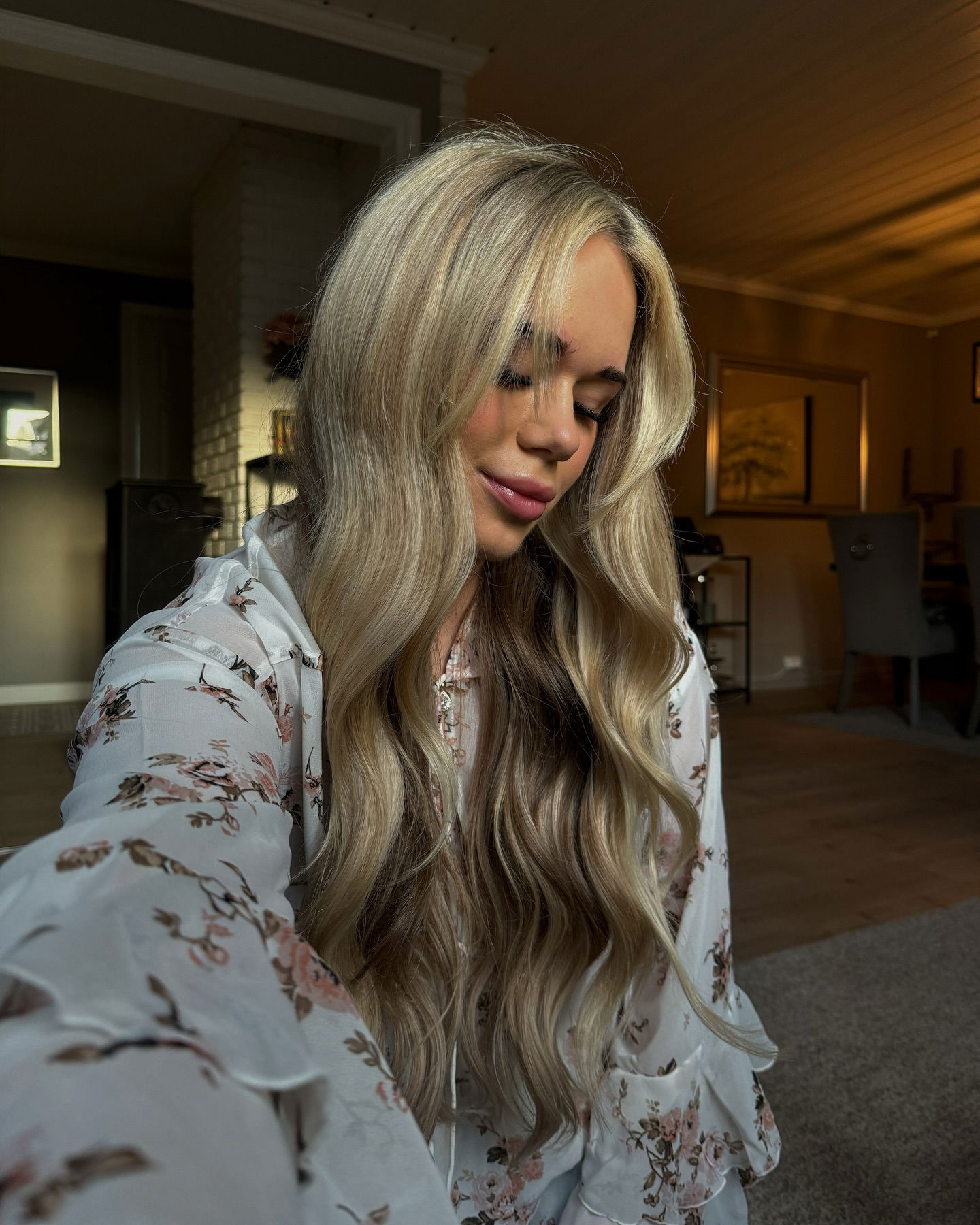 Premium Tape Extensions 50 cm - Straight - Classic Tape 4 cm - 8 Pieces - Dark Ashy Blonde Balayage - Rapunzel of Sweden - Image 6