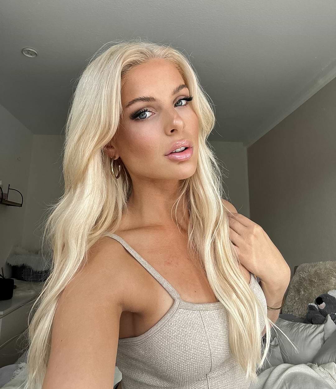 Premium Tape Extensions 50 cm - Straight - Classic Tape 4 cm - 8 Pieces - Light Blonde - Rapunzel of Sweden - Image 3