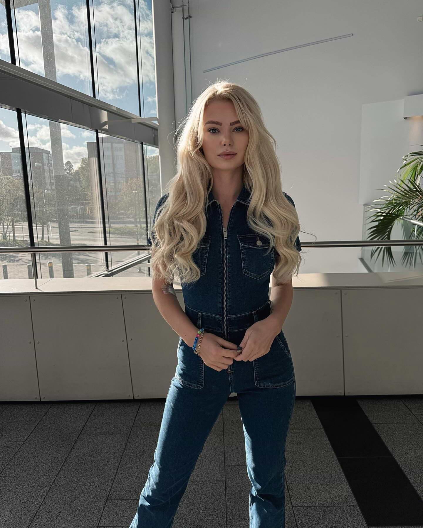 Premium Tape Extensions 60 cm - Straight - Classic Tape 4 cm - 8 Pieces - Cendre Ash Blonde Mix - Rapunzel of Sweden - Image 6