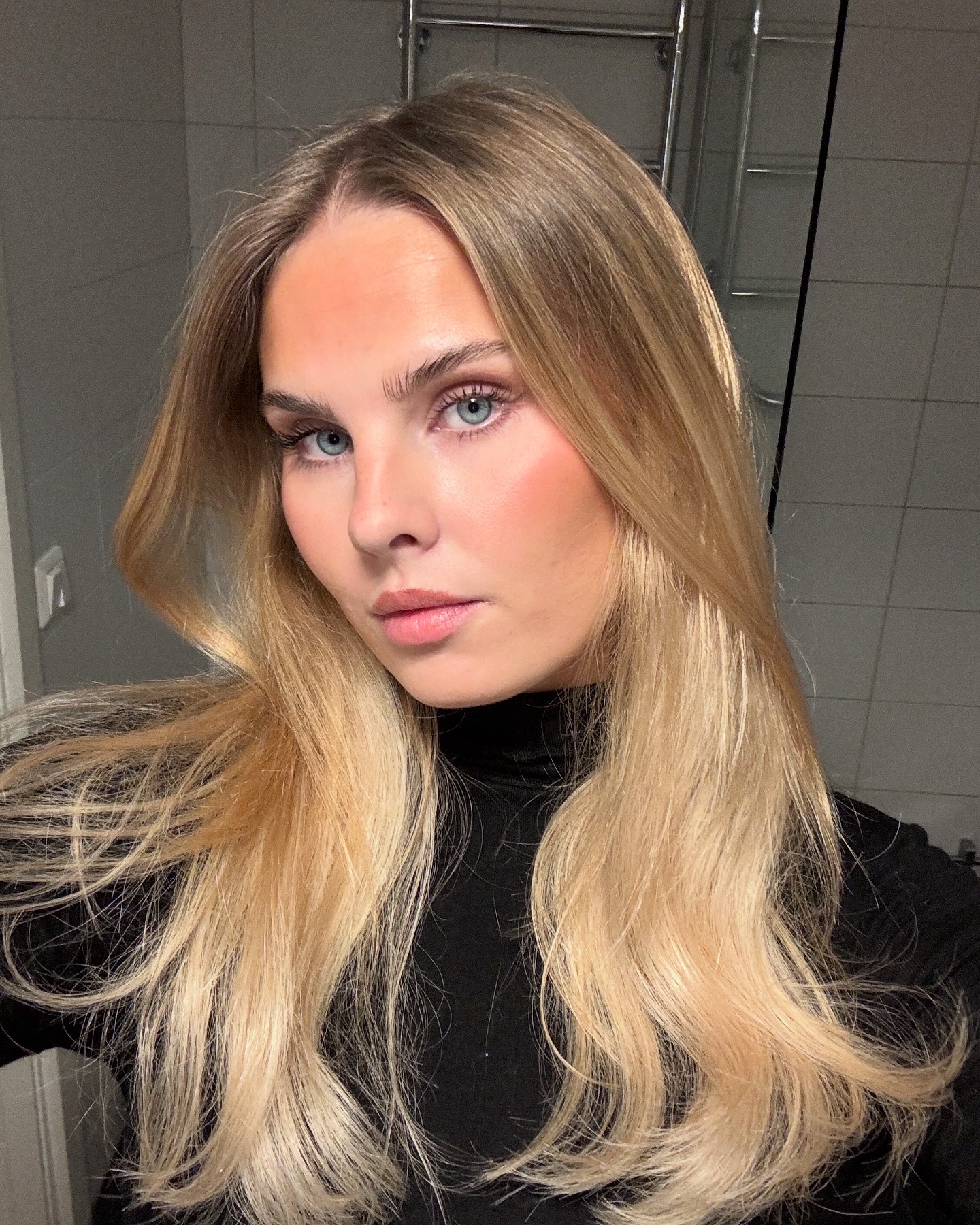 Premium Tape Extensions 50 cm - Straight - Mixed Tapes 3 cm - 8 Pieces - Caramel Bronde Highlights - Rapunzel of Sweden - Image 2