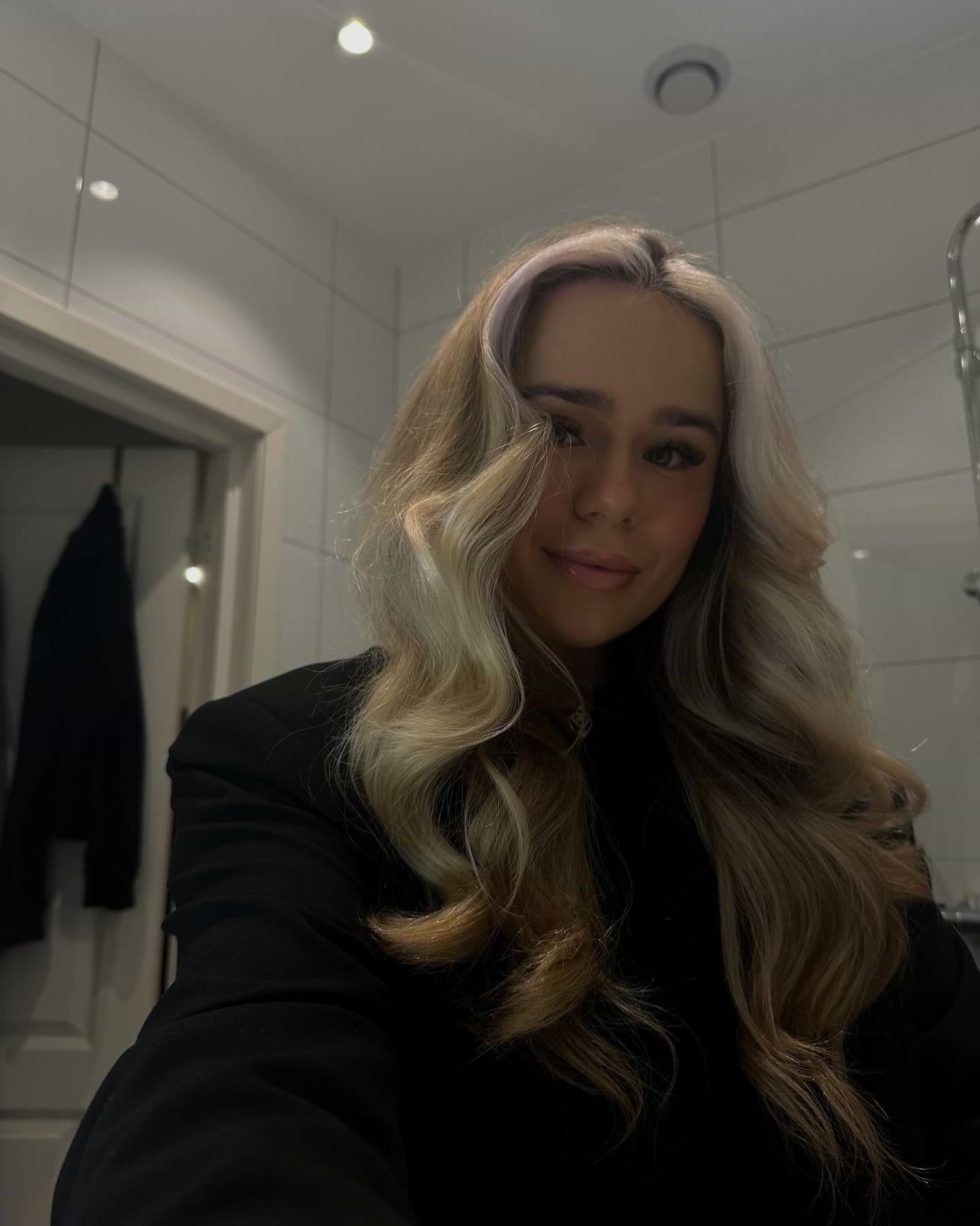 Premium Keratin Extensions 50 cm - Straight - U-tip - 20 Pieces - Light Grey - Rapunzel of Sweden - Image 4