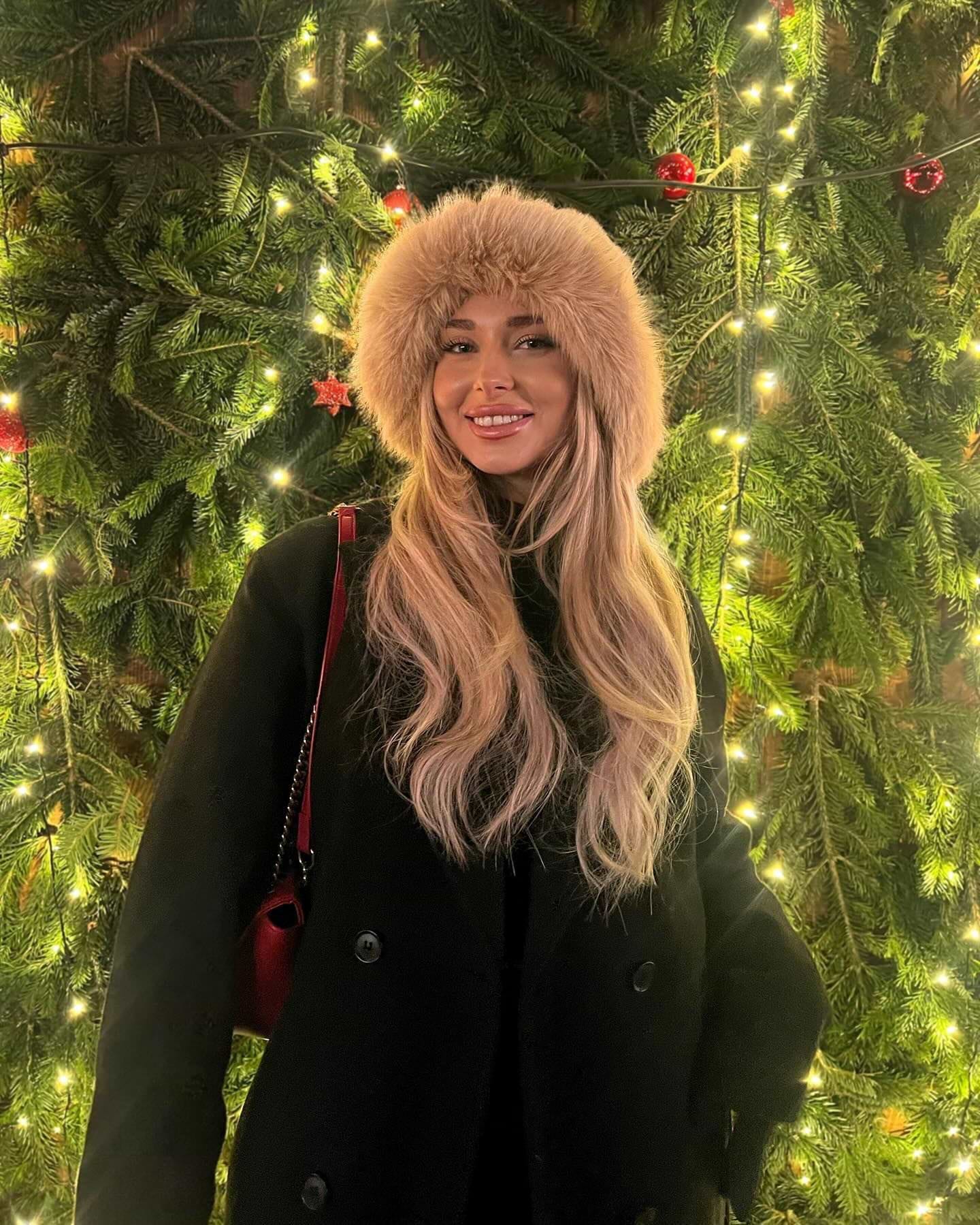 Classic Clip-ins 50 cm - Straight - Classic Clip-ins - Medium Volume - 7 Pieces - Cool Platinum Blonde Balayage - Rapunzel of Sweden - Image 7