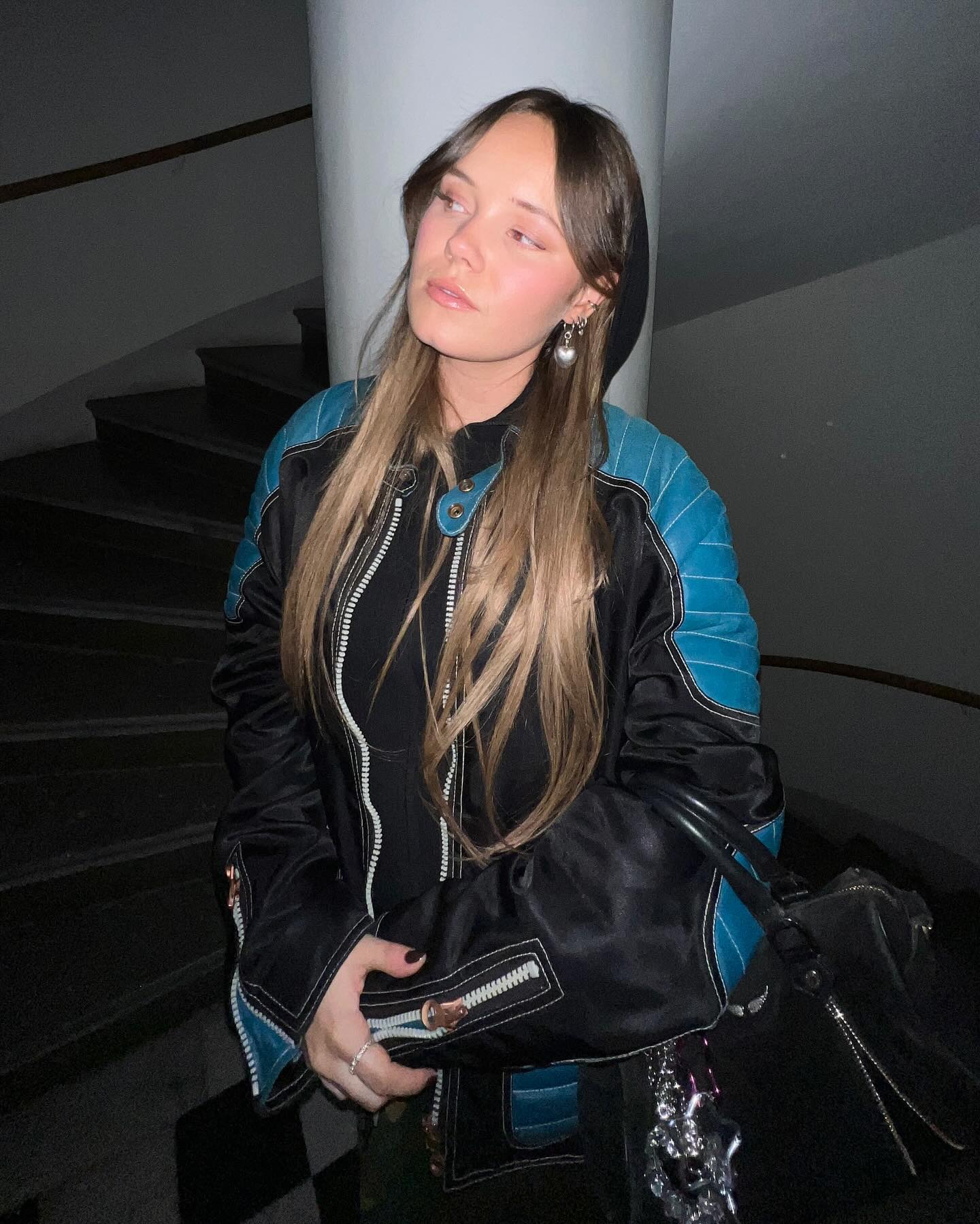 Classic Clip-ins 50 cm - Straight - Classic Clip-ins - Medium Volume - 7 Pieces - Natural Brown ColorMelt - Rapunzel of Sweden - Image 4