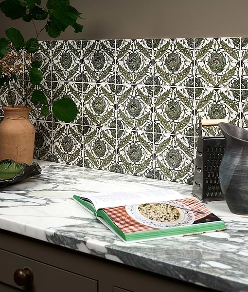 STUDIO Victorian Style™ Wall Ceramic Decor Acanthus In Green