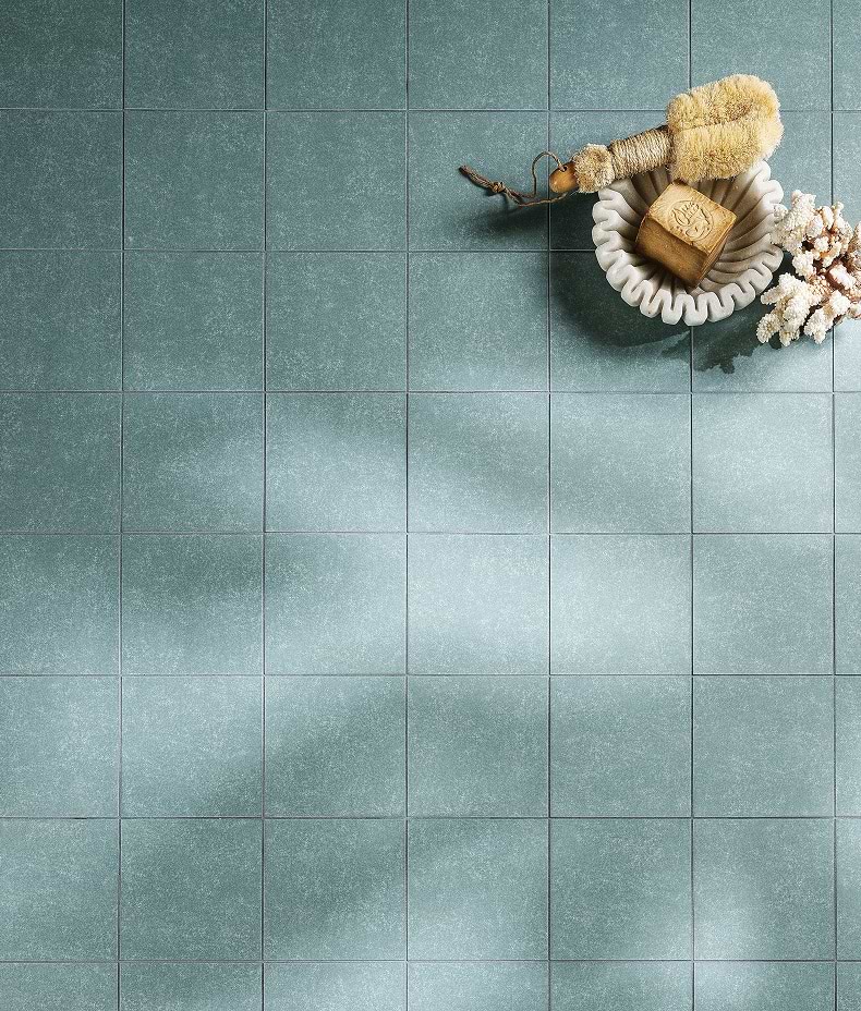 Aventuras Blue Field Porcelain