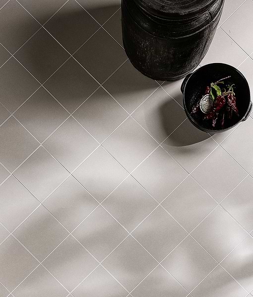 Aventuras Ecru Field Porcelain