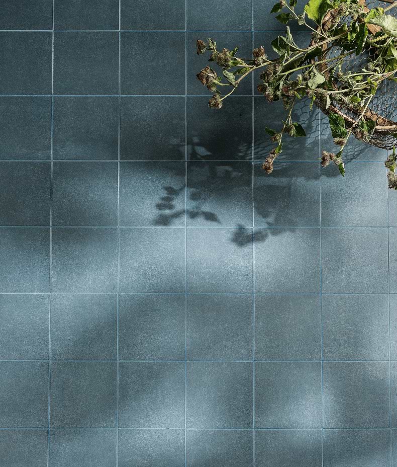 Aventuras Navy Field Porcelain