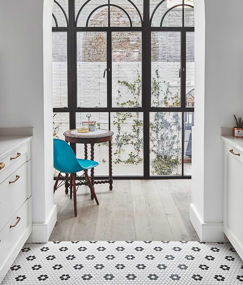 Mono Hex Porcelain Mosaic Daisy