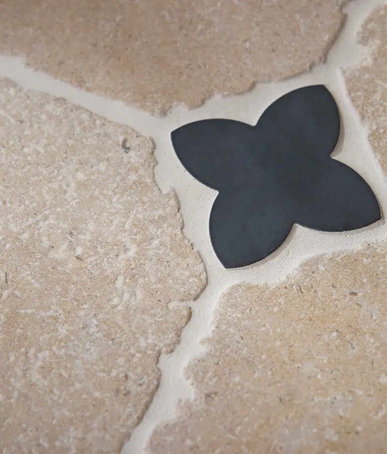 Clover Cabochon Nero Slate Honed