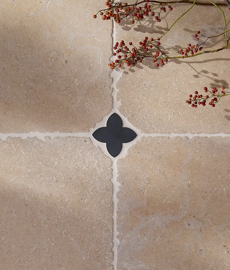 Clover Cabochon Nero Slate Honed