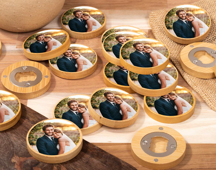 DLM Kit 12 Apribottiglie Bomboniera 18 Anni – Legno Tondo Con Calamita E Scatola In Bambù A Cuore – Fai Da Te Diciottesimo Compleanno – Made In Italy