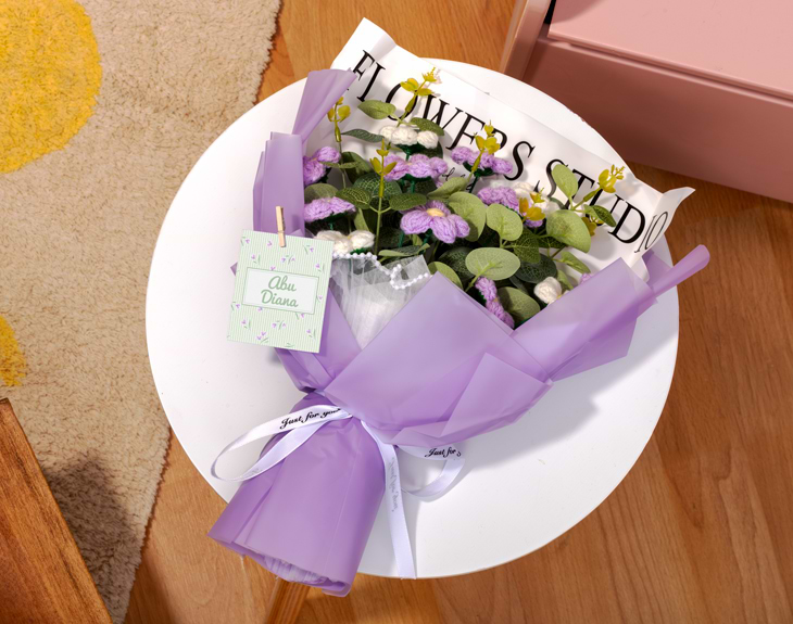 Ramo de flores violetas de crochet 