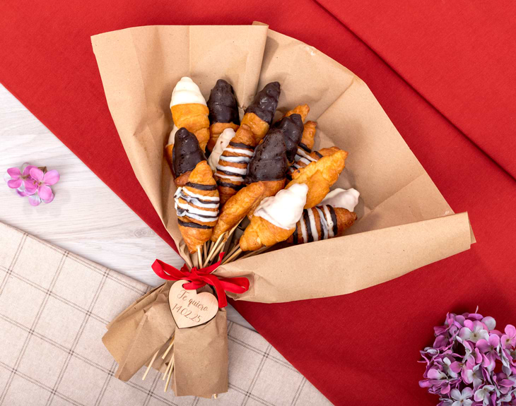 Ramo de croissancitos con corazón personalizado