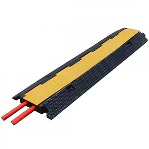 CABLE GUARD W20 קאפה (מדרך כבל) משתלב עם שתי תעלות כבל של Roxtone