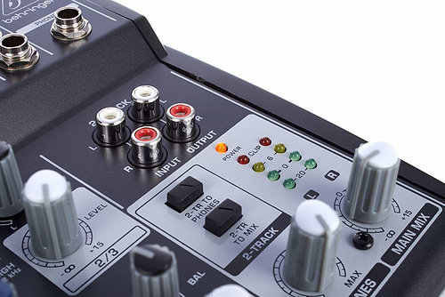 מיקסר קומפקטי XENYX 502 של Behringer