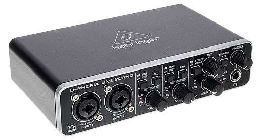 כרטיס קול UMC204HD עם כניסות מיקרופון משובחות של Behringer