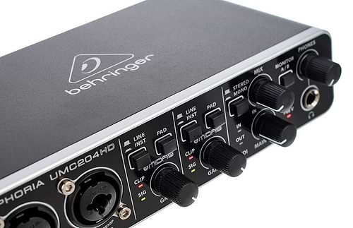 כרטיס קול UMC204HD עם כניסות מיקרופון משובחות של Behringer